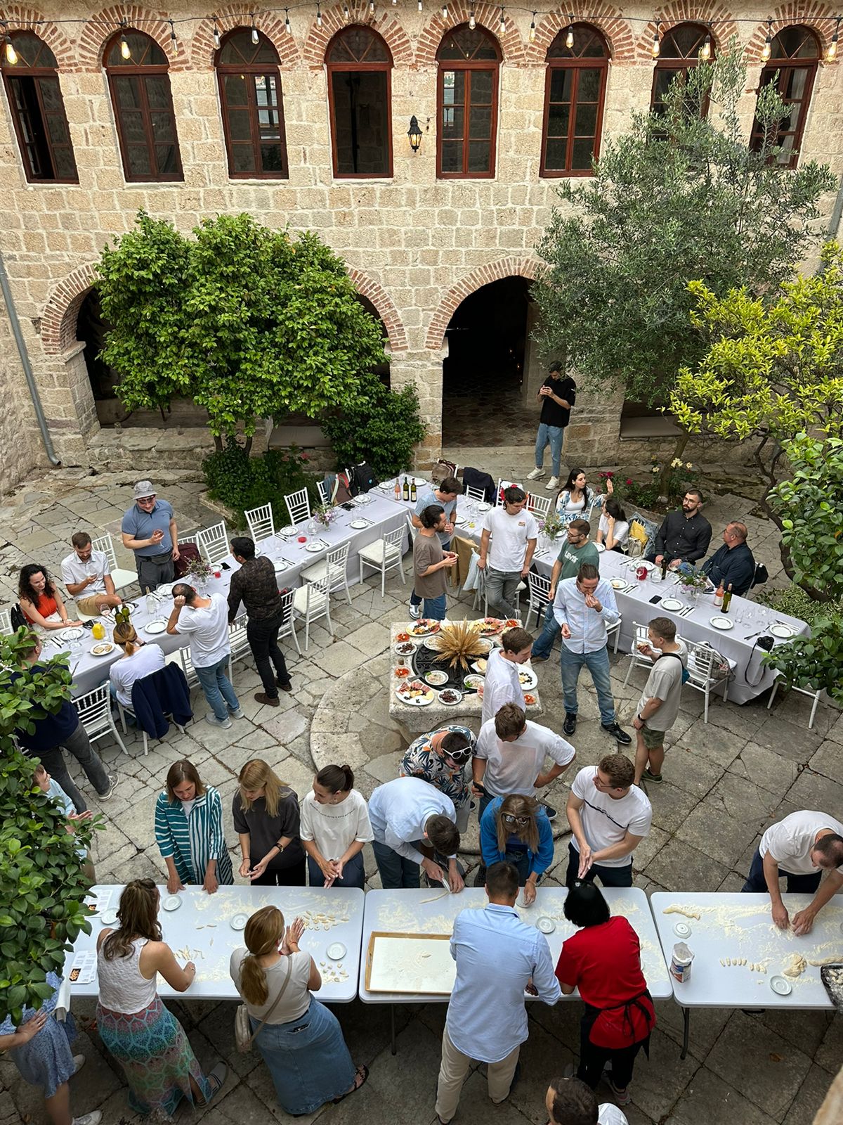 在历史悠久的修道院中的科托尔烹饪课程